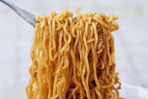 Bisa bikin lemes, 4 jenis makanan ini baiknya dihindari saat sahur