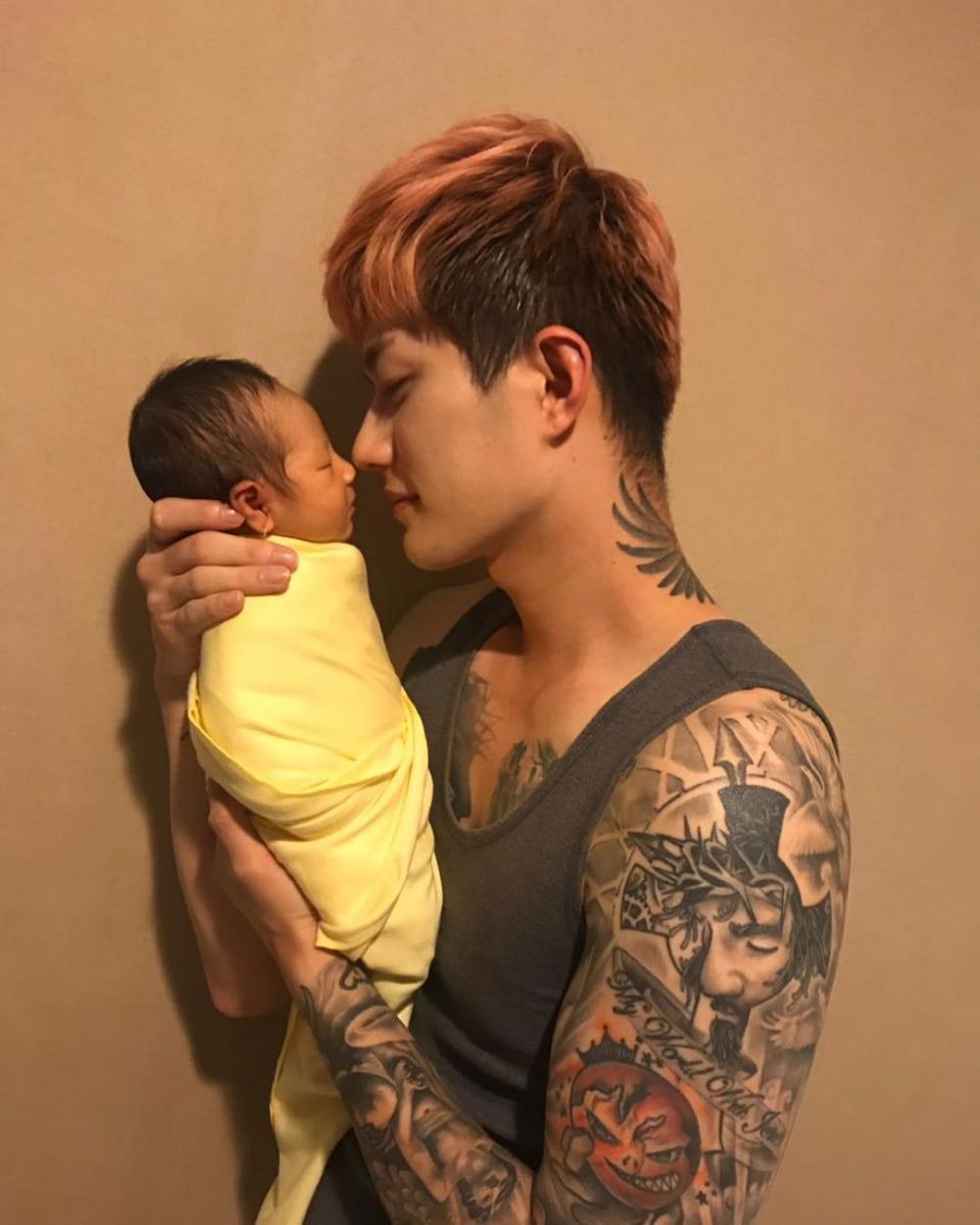 Jadi orangtua baru, ini 6 momen Lee Jeong-hoon & Moa saat momong anak