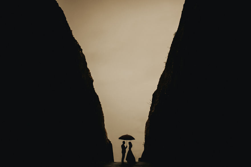 10 Potret pertunangan ini konsepnya unik banget, romantis deh