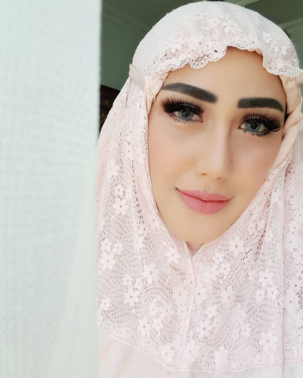 Posting foto kenakan mukena, 5 seleb cantik ini tuai komentar negatif