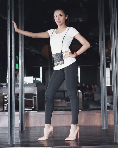 Bak cewek tulen, 10 gaya Millen pakai high heels ini bikin ngelus dada