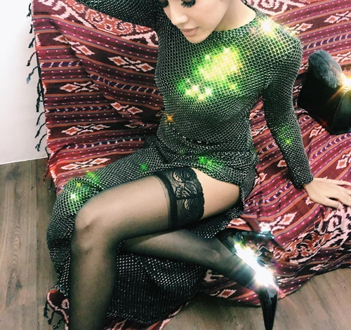Bak cewek tulen, 10 gaya Millen pakai high heels ini bikin ngelus dada