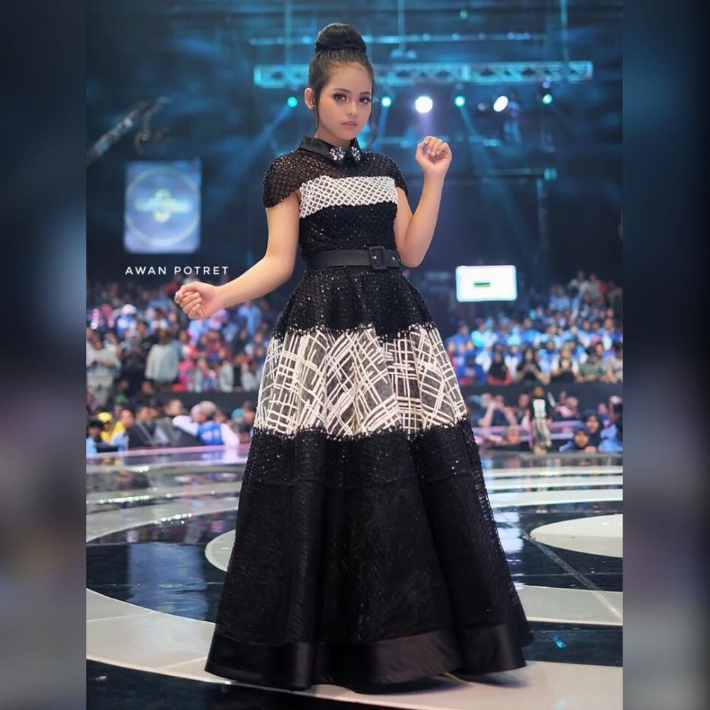 Anggun bak princess, ini 10 Gaya Putri D'Academy saat pakai long dress