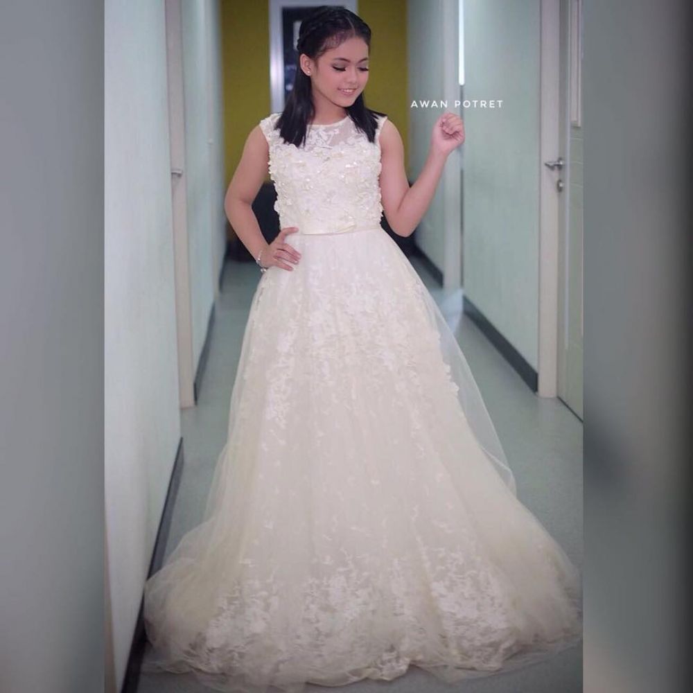 Anggun bak princess, ini 10 Gaya Putri D'Academy saat pakai long dress