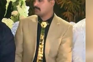 Menikah, pria ini kenakan emas dari ujung kepala hingga ujung kaki