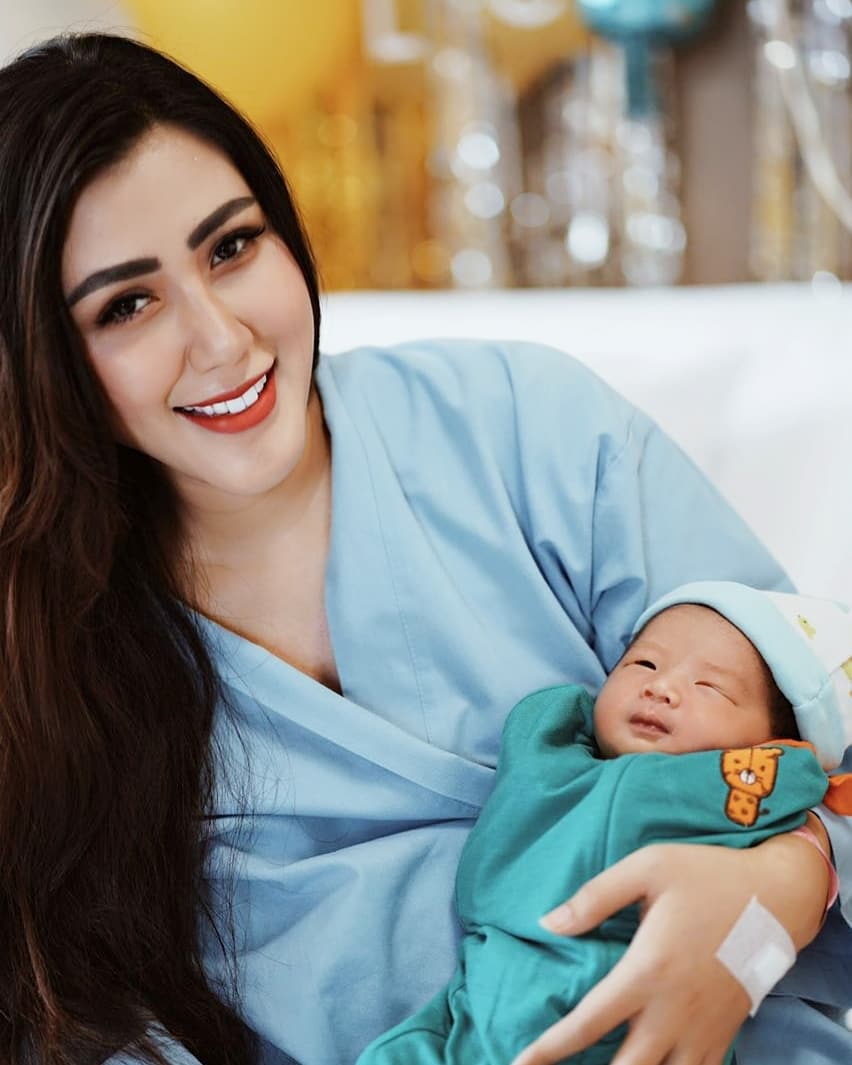 Usai melahirkan, 9 seleb ini tetap menawan dengan tubuh berisi