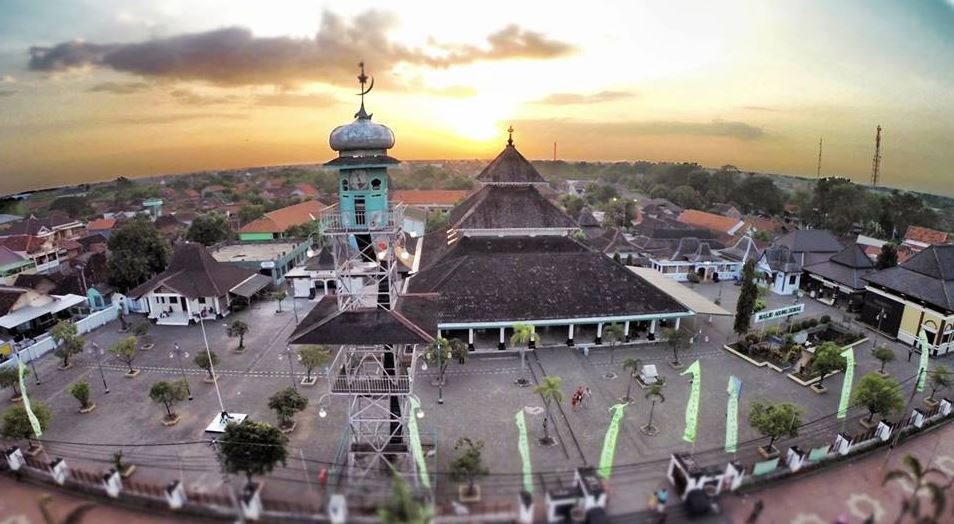 10 Masjid di Indonesia ini tetap artistik meski tanpa kubah 