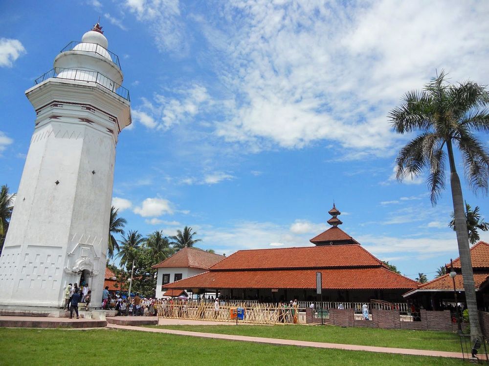 10 Masjid di Indonesia ini tetap artistik meski tanpa kubah 