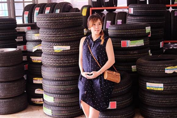 7 Gaya pakaian Cherly eks Cherybelle saat hamil, tetap fashionable