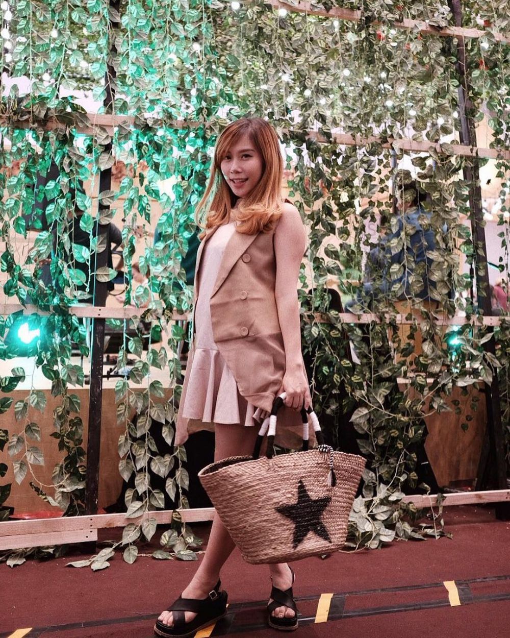 7 Gaya pakaian Cherly eks Cherybelle saat hamil, tetap fashionable