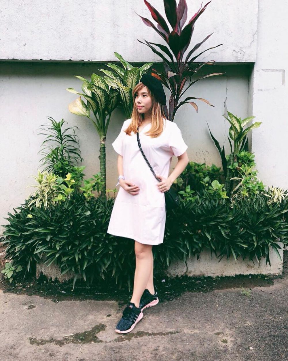 7 Gaya pakaian Cherly eks Cherybelle saat hamil, tetap fashionable