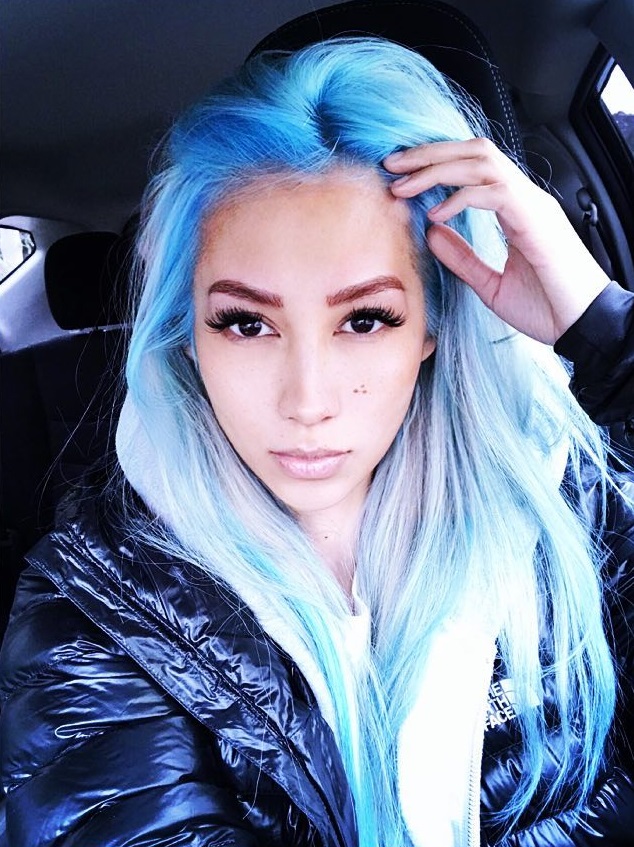 10 Pesona Melissa, keyboardist cantik band legendaris Guns N' Roses