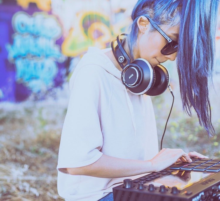 10 Pesona Melissa, keyboardist cantik band legendaris Guns N' Roses