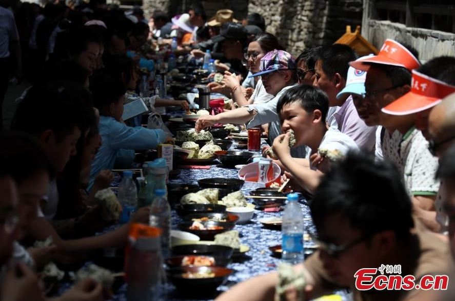 10 Potret meriahnya ribuan orang makan di meja sepanjang 2.000 meter