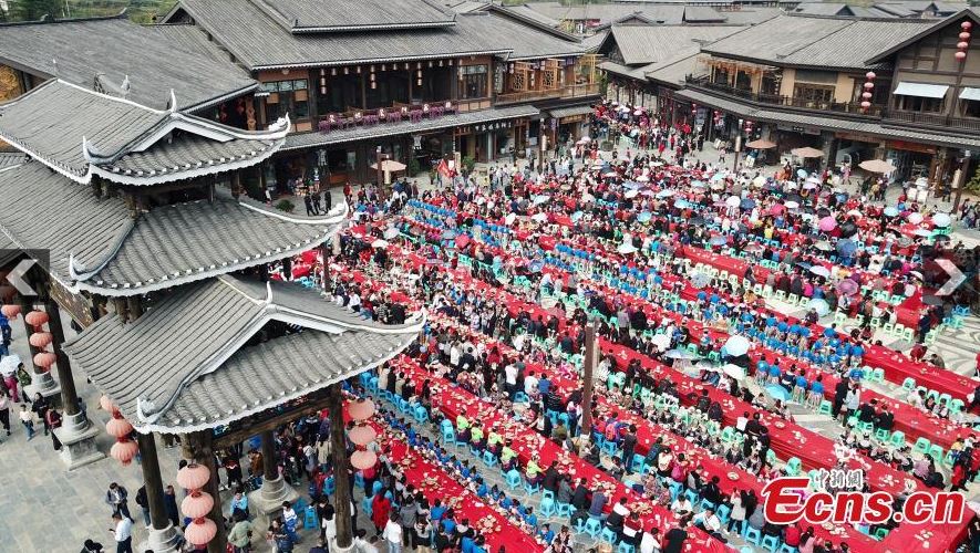 10 Potret meriahnya ribuan orang makan di meja sepanjang 2.000 meter