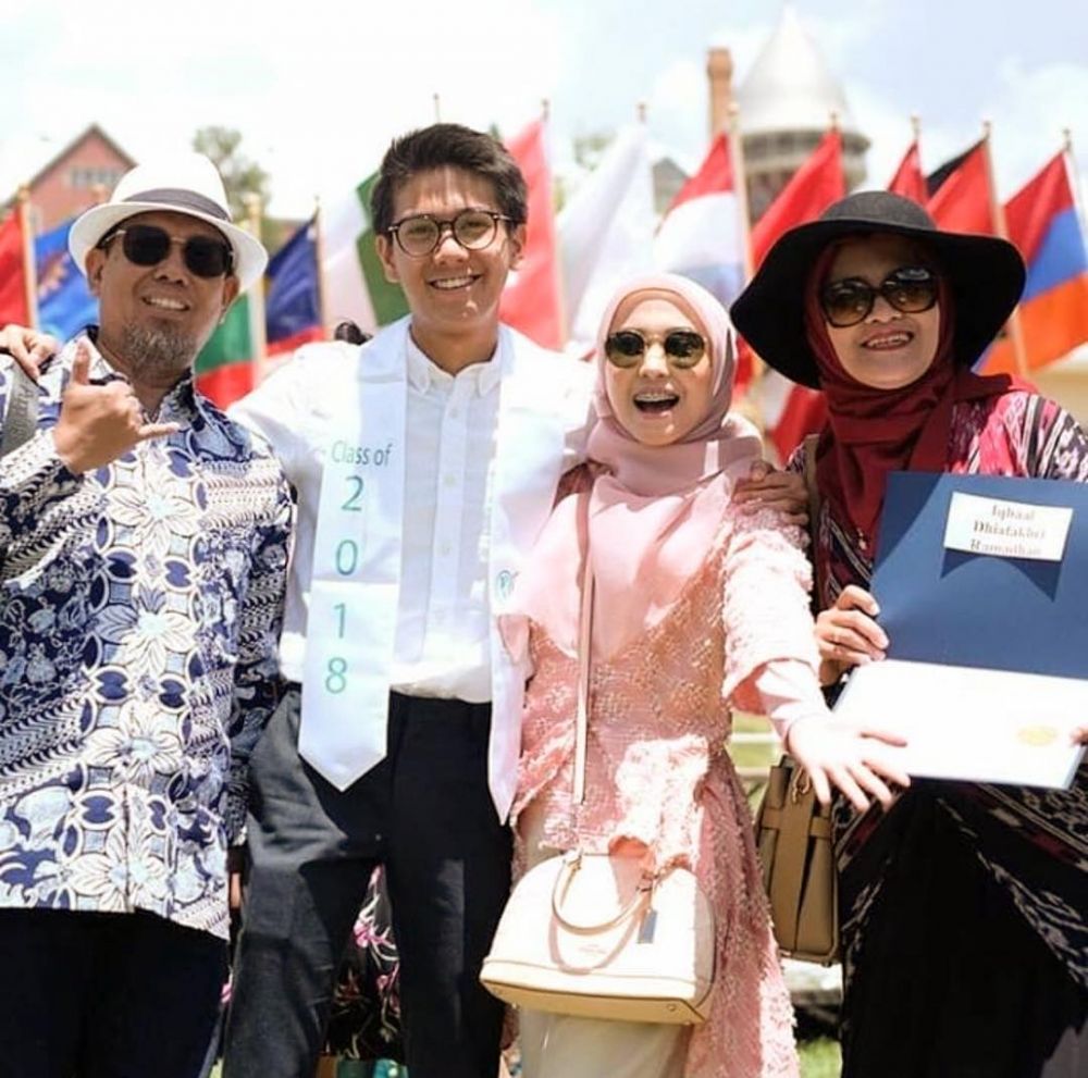 Lulus SMA, ini 10 foto wisuda seru Iqbaal Ramadhan di Amerika Serikat