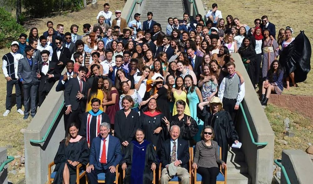 Lulus SMA, ini 10 foto wisuda seru Iqbaal Ramadhan di Amerika Serikat