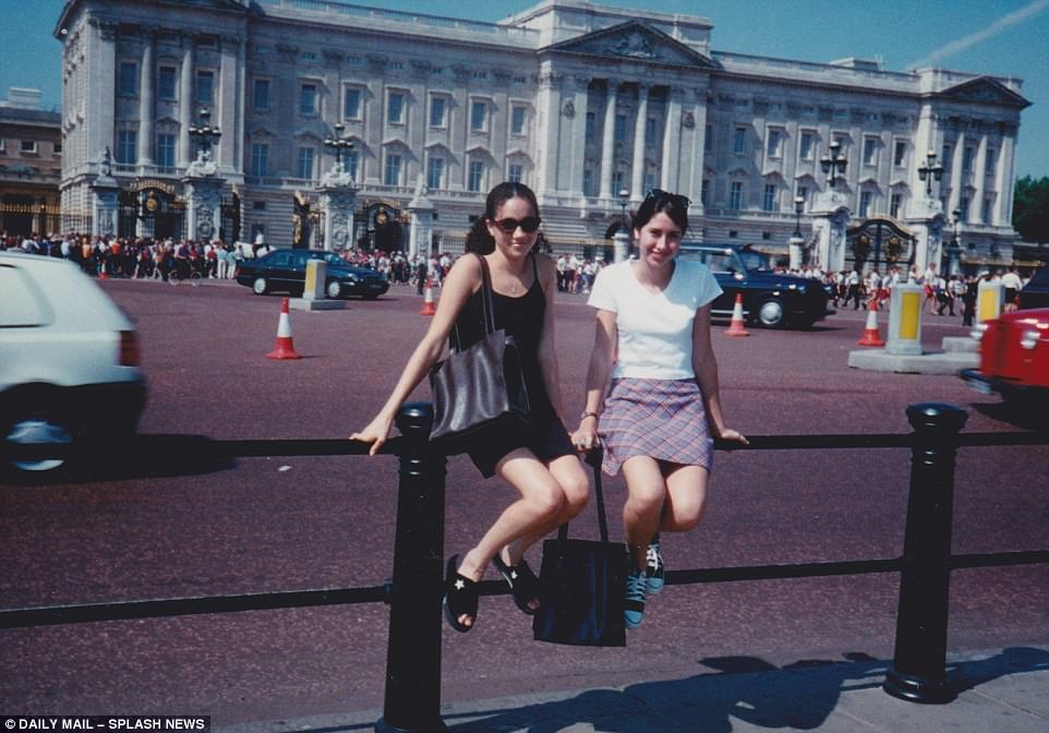 Foto langka Meghan jadi turis di Buckingham, kini dia menghuni istana