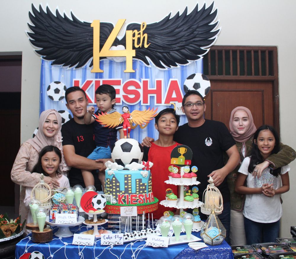 9 Potret kompak Okie Agustina & Pasha rayakan ultah anak sulung