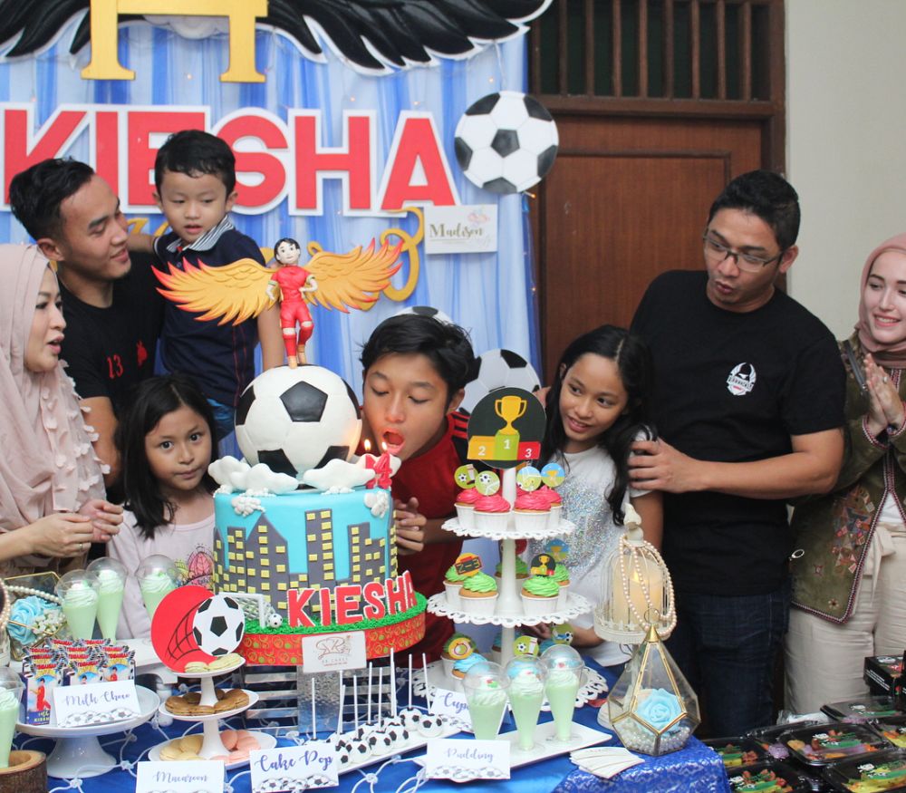 9 Potret kompak Okie Agustina & Pasha rayakan ultah anak sulung