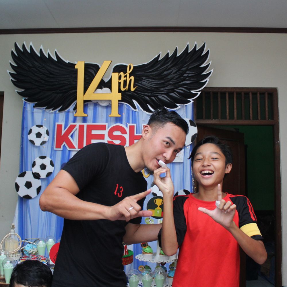 9 Potret kompak Okie Agustina & Pasha rayakan ultah anak sulung