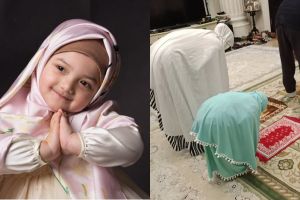 8 Momen Arsy Hermansyah belajar shalat & mengaji, anak solehah nih
