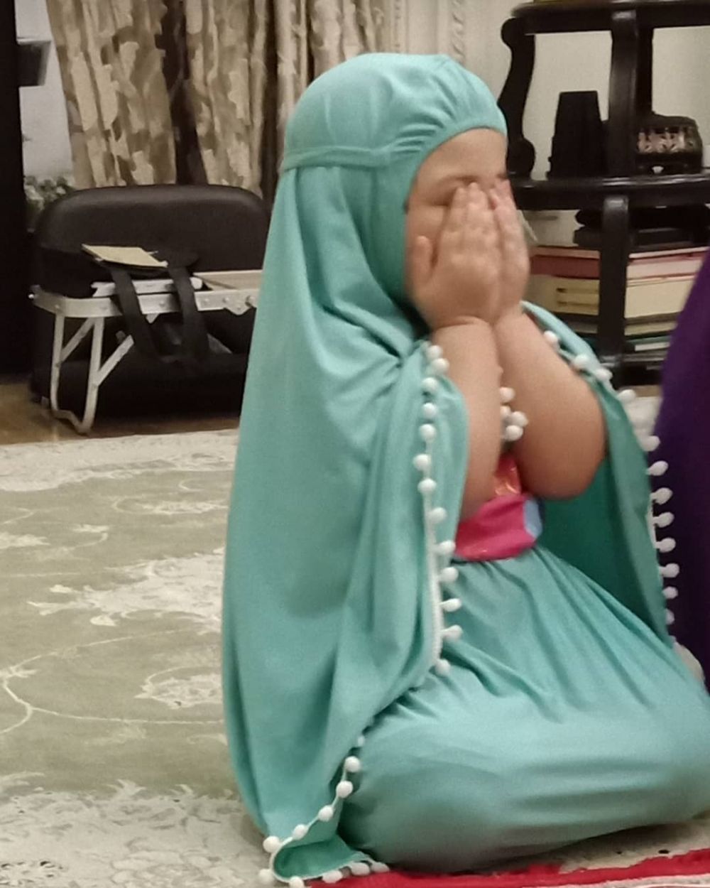 8 Momen Arsy Hermansyah belajar shalat & mengaji, anak solehah nih