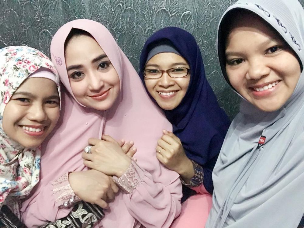 7 Pesona Dewi Perssik dalam balutan hijab, cantiknya bikin pangling