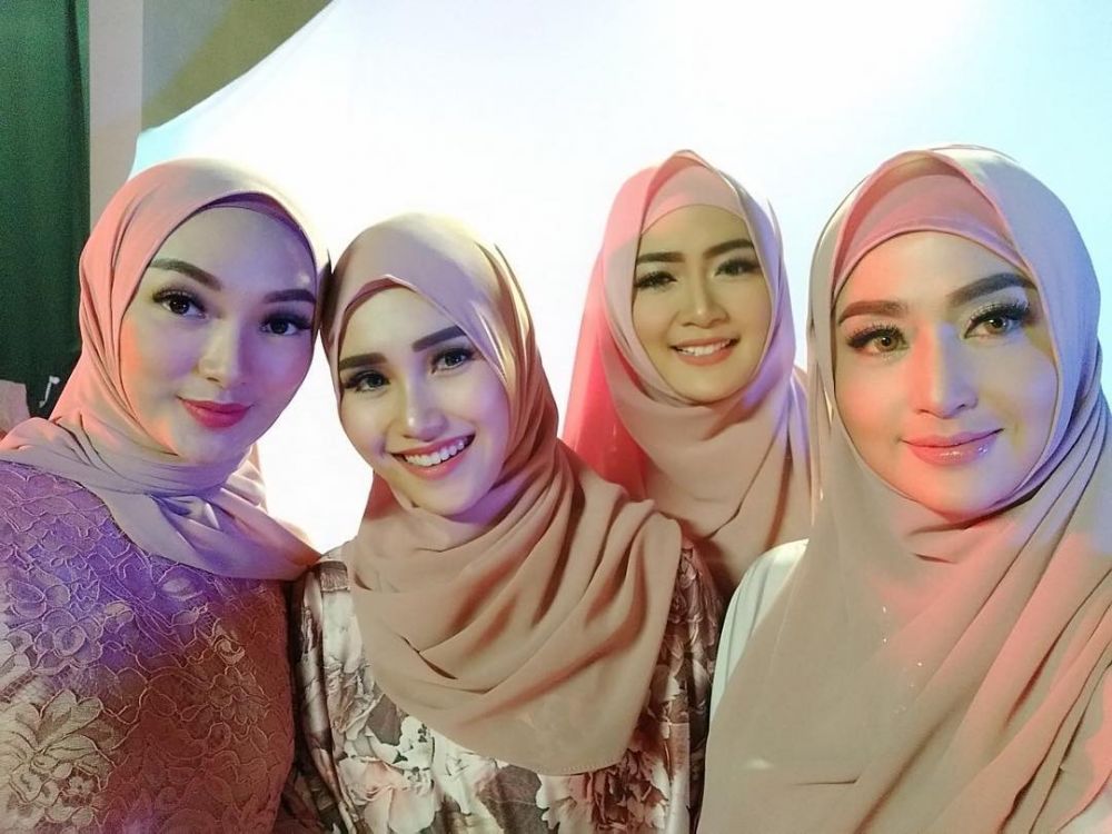 7 Pesona Dewi Perssik dalam balutan hijab, cantiknya bikin pangling