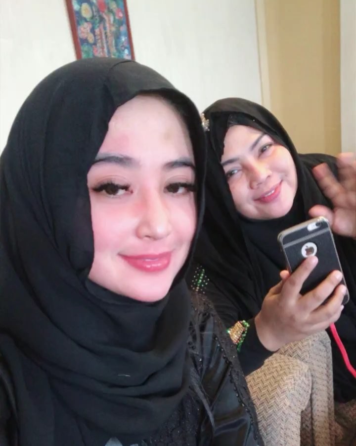 7 Pesona Dewi Perssik dalam balutan hijab, cantiknya bikin pangling