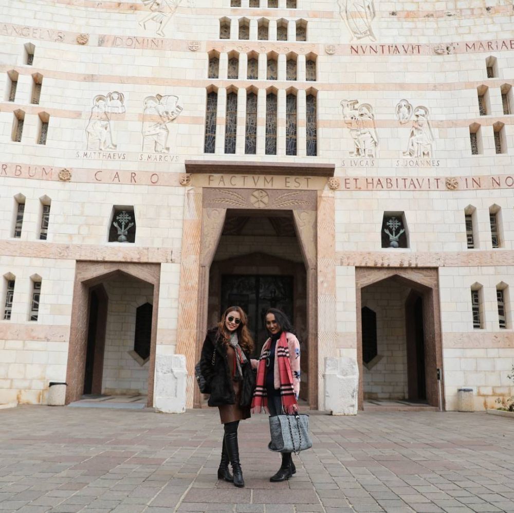 Liburan keluarga, ini 10 potret kekompakan Momo Geisha dan ibu mertua