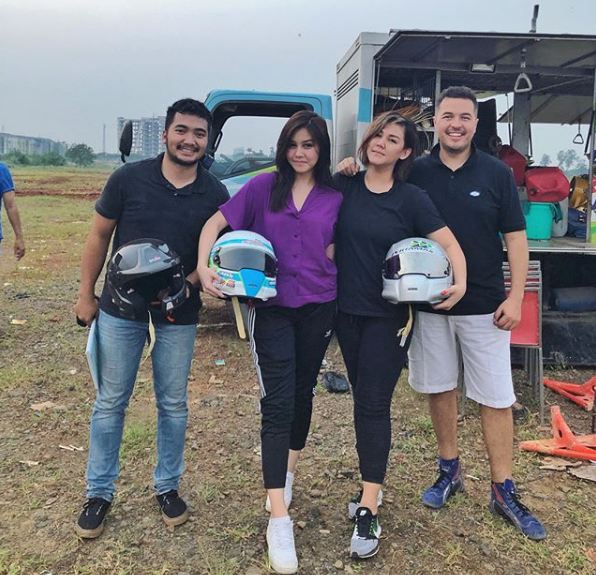 10 Momen Vanesha Prescilla dan Sissy Prescillia saat balapan mobil