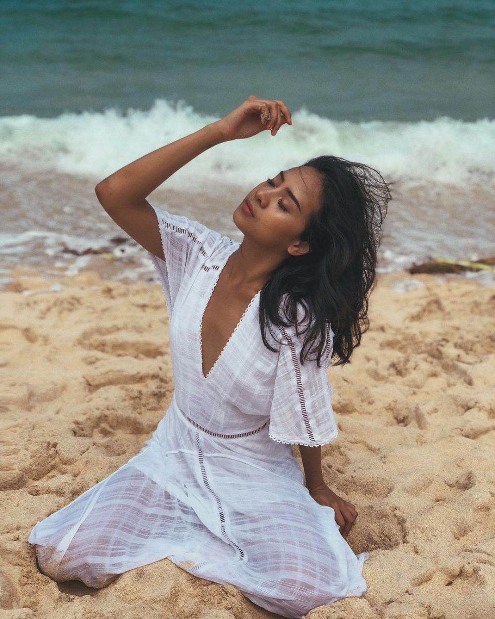 Pose pakai dress putih di pantai, Anya Geraldine malah panen cibiran