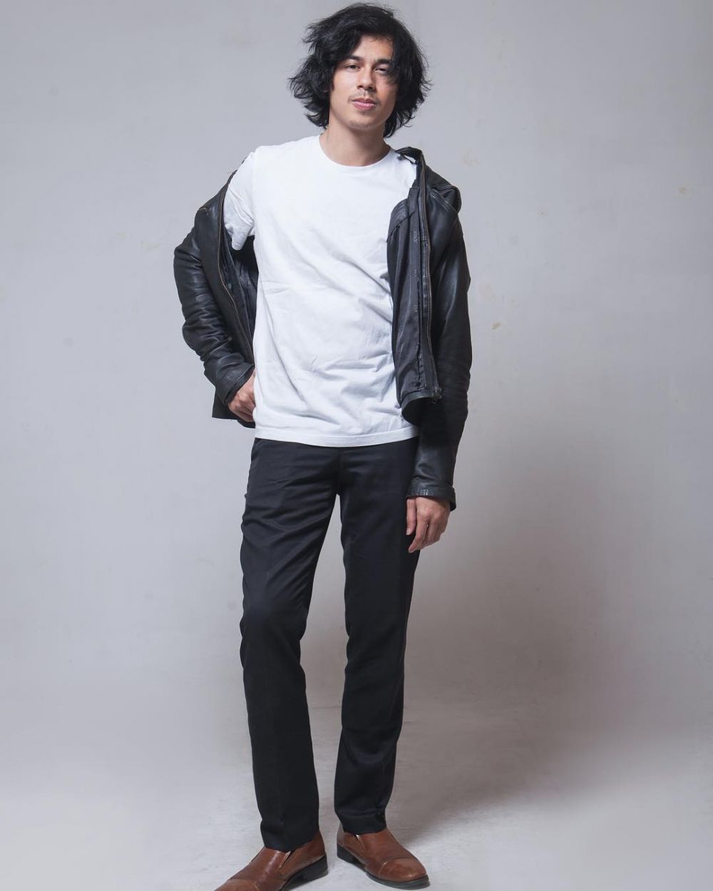 10 Gaya keren Surya Sahetapy putra Dewi Yull, ganteng abis