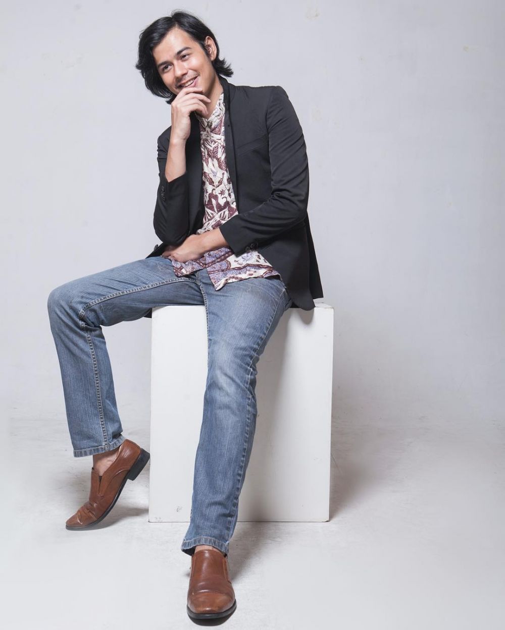 10 Gaya keren Surya Sahetapy putra Dewi Yull, ganteng abis