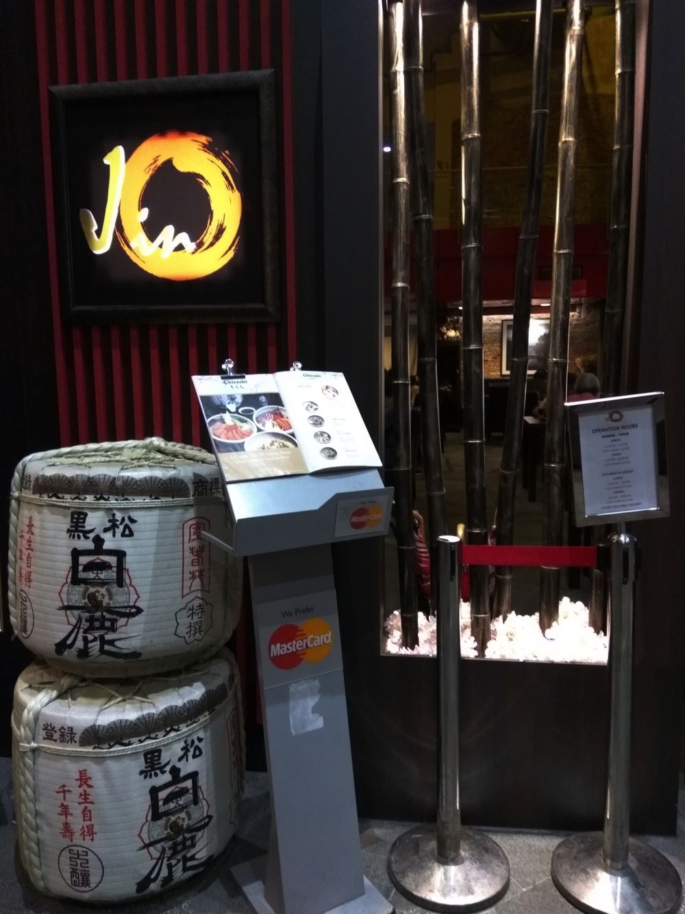 Bangunan klenteng ini tampak biasa, isinya penuh dengan kejutan