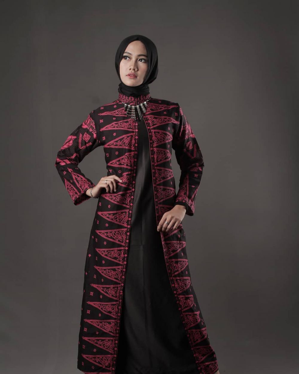 10 Potret Ana Lestiana, hijabers yang viral karena makan lampu neon