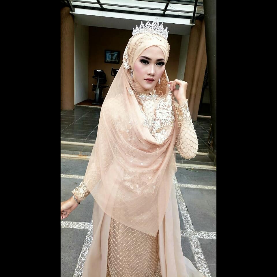 10 Potret Ana Lestiana, hijabers yang viral karena makan lampu neon