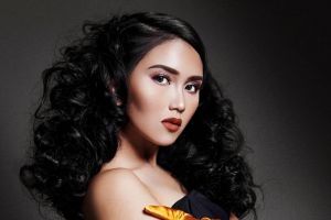 Selfie dalam berbagai pose, Ayu Ting Ting disebut mirip Via Vallen