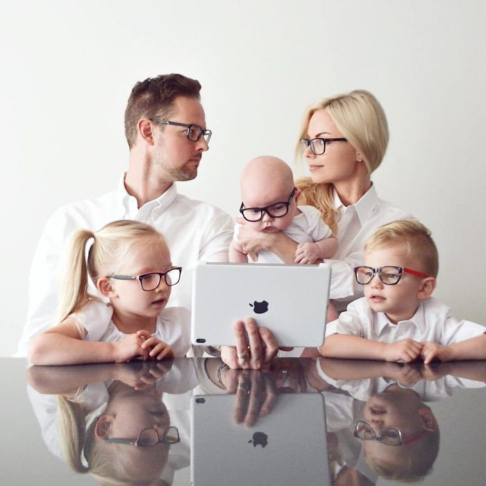 10 Konsep foto keluarga ini nggak hanya terlihat kompak tapi juga unik