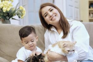 Masih balita belajar salat, putra Tya Ariestya ini bikin haru warganet