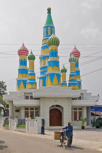 5 Masjid dengan kubah unik, ada yang mirip Saint Basil Cathedral Rusia