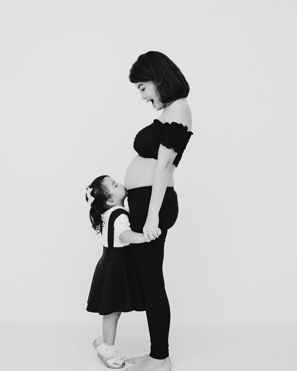 Hamil anak kedua, ini 9 potret maternity kece Tania Putri 'Kepompong'