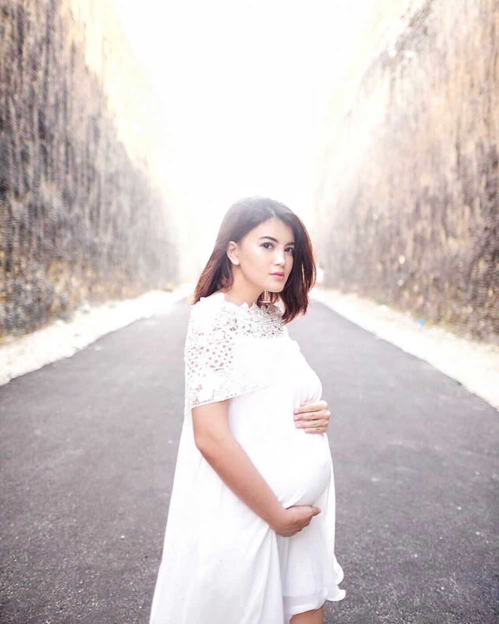Hamil anak kedua, ini 9 potret maternity kece Tania Putri 'Kepompong'