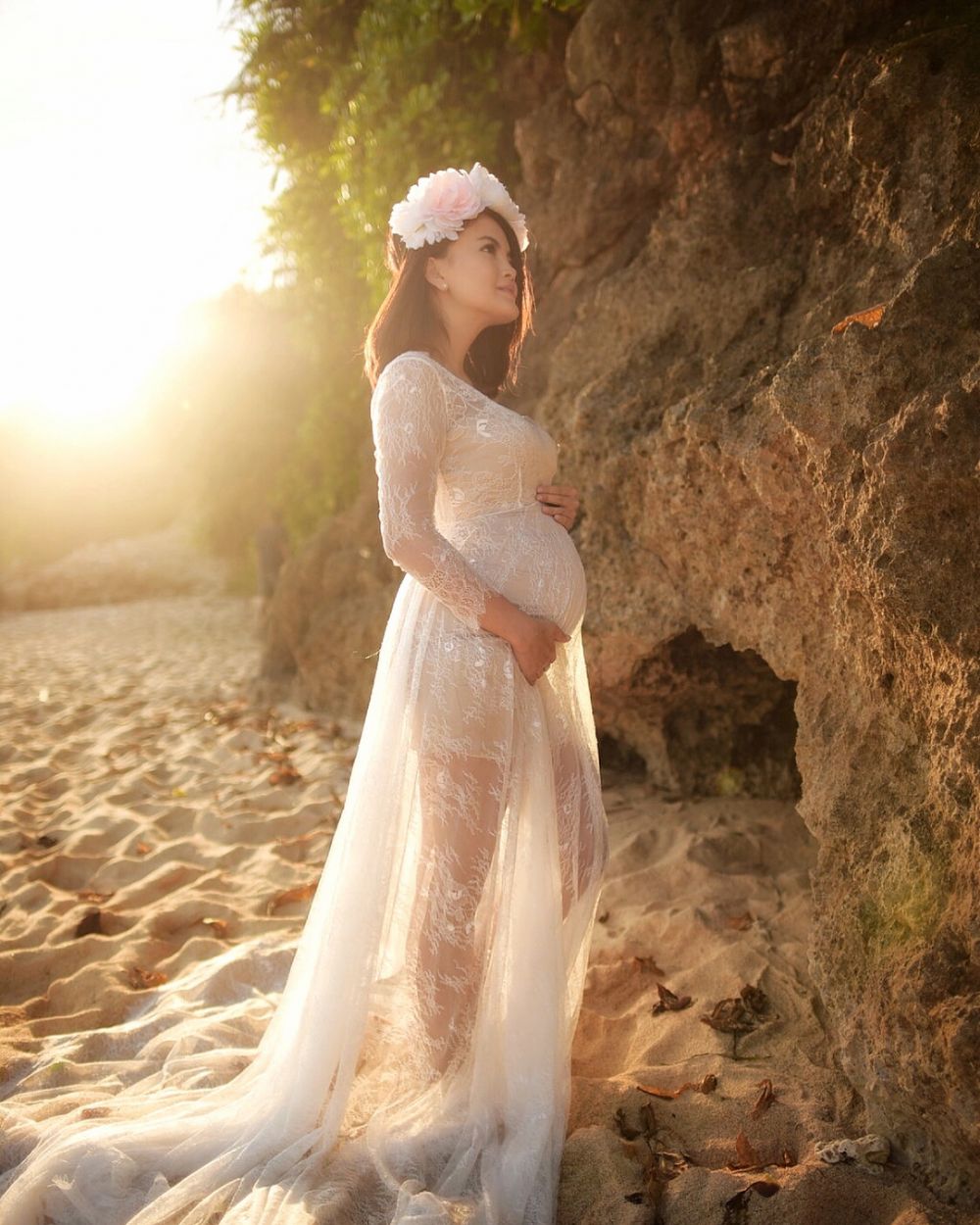 Hamil anak kedua, ini 9 potret maternity kece Tania Putri 'Kepompong'