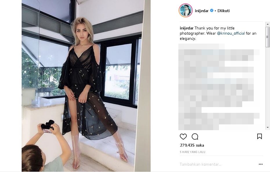 Pose seksi pakai lingerie saat dipotret anaknya, Jedar panen hujatan