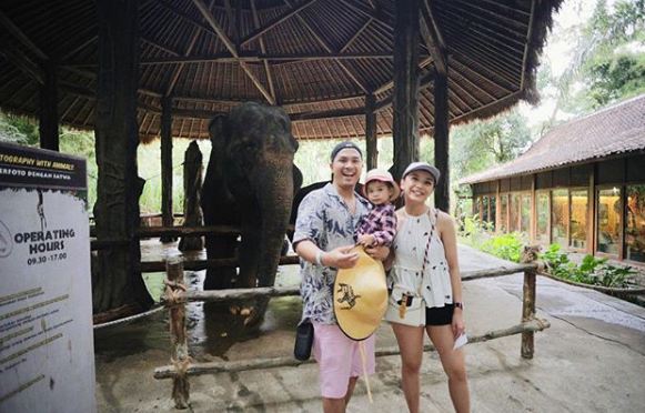 7 Momen Chelsea Olivia liburan di Bali, kenalkan Natusha pada gajah