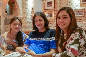 Liburan tanpa El, Maia Estianty sebut Marsha Aruan anak perempuannya?