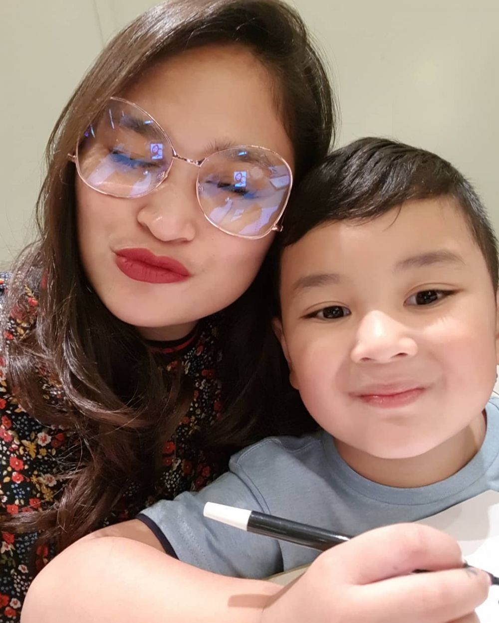 8 Gaya Aditya Manilkara anak bungsu Wendi Cagur, gantengnya kebangetan