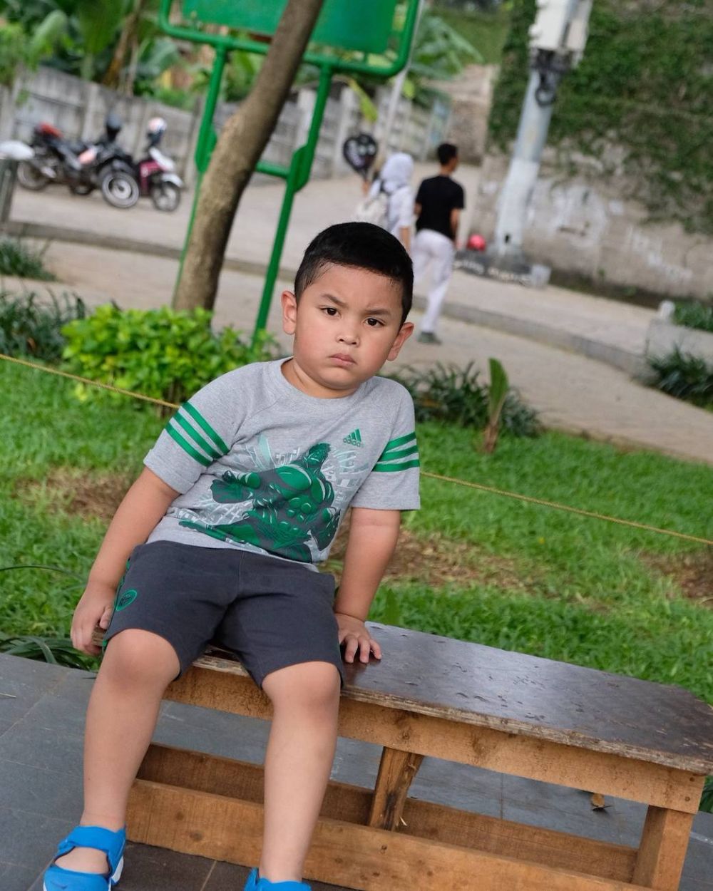 8 Gaya Aditya Manilkara anak bungsu Wendi Cagur, gantengnya kebangetan